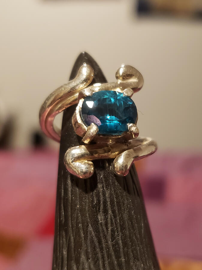 Ring. Blue topaz in silver.