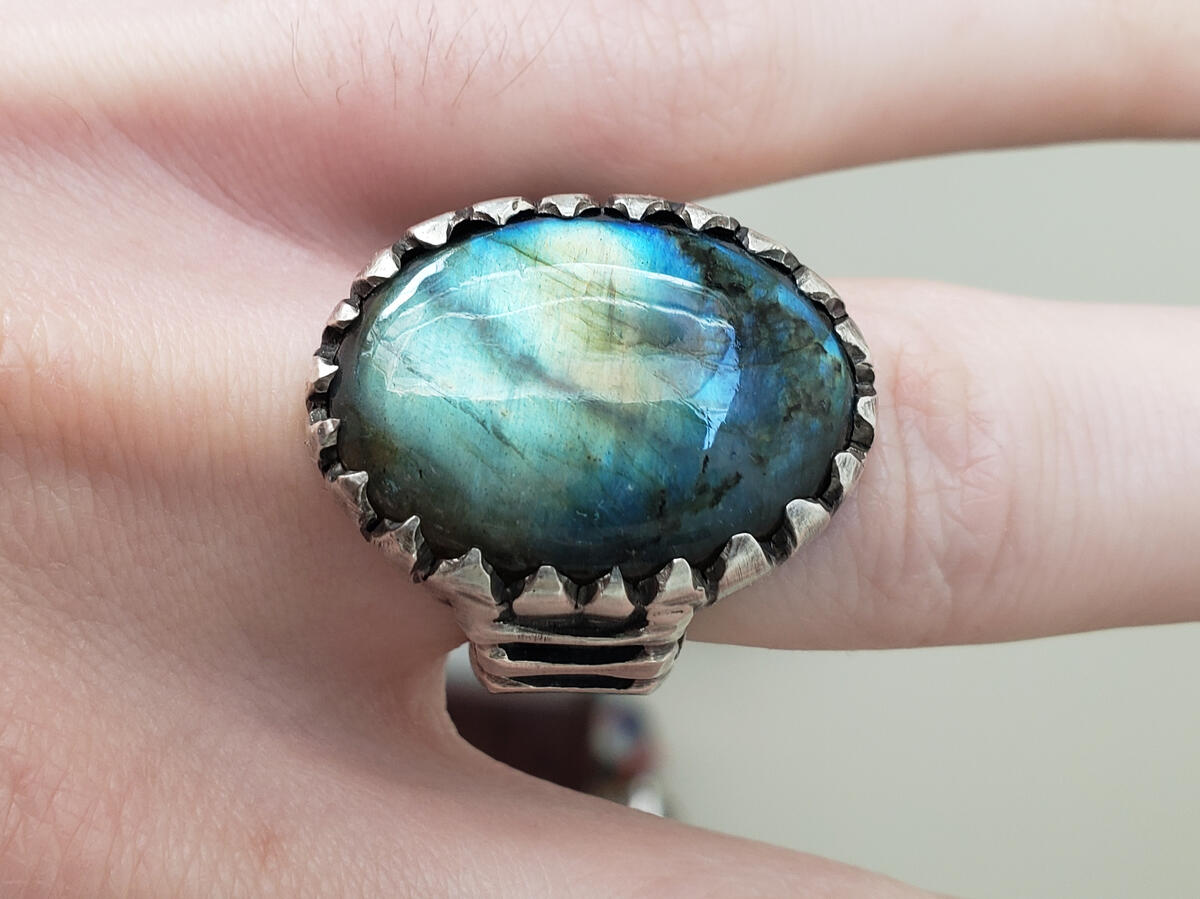 Ring. Labradorite in silver.